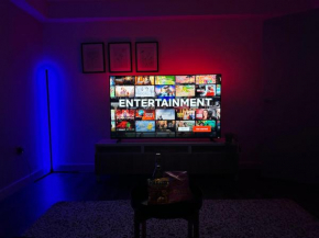 Large 65 Inch TV Full Kitchen Long-Stay Ready